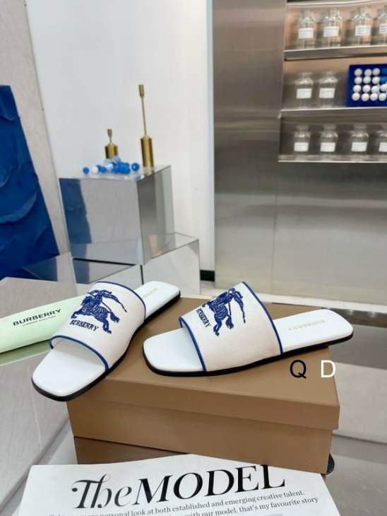 Picture of Burberry Slippers _SKUBurberrysz35-402CNW04113280